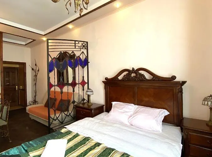 на вулиці лесі українки 19 *